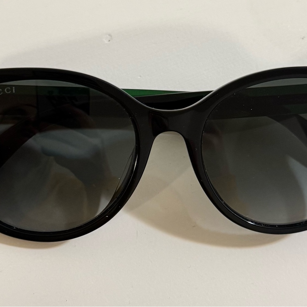 Authentic Gucci Woman’s Black Sunglasses with Classic Green and Red Accents - Picture 7 of 9